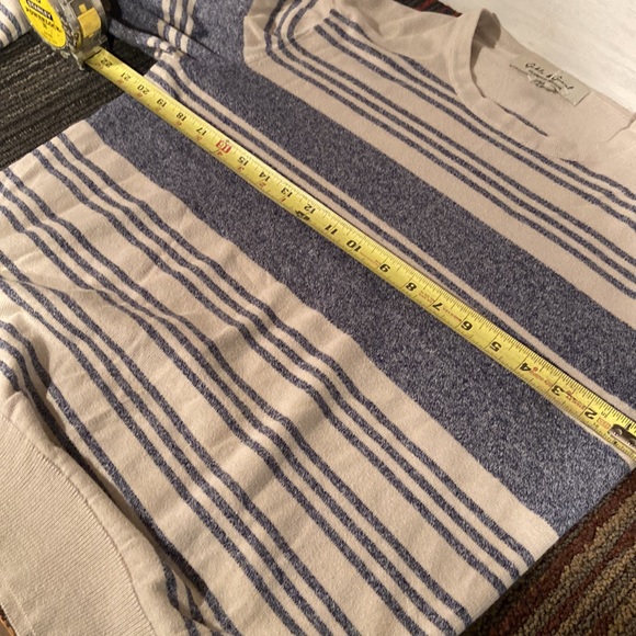 Lightweight sweater minimal wear, tag removed - Picture 3 of 6